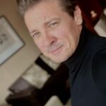 「鷹眼」傑瑞米雷納遭37歲華裔女導演控性騷擾！傳私密照、色情片狂撩　事後不認帳