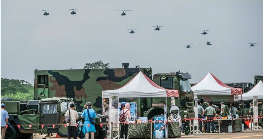 湖口營區湧11萬人參觀　軍、警忙翻爆衝突…民眾阿姨「看不下去」介入了